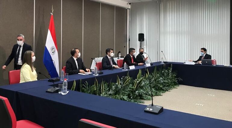 Miembros del directorio del Banco Central liderado por su titular José Cantero, durante la entrevista con los evaluadores del Gafilat