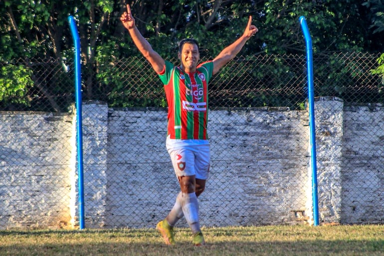 El delantero Juan Aníbal Roa debutó con la camiseta “Rojiverde” marcando un doblete. El exatacante de Cristóbal Colón de Ñemby lidera la tabla de artilleros con 13 anotaciones. (Foto: APF)