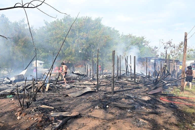 Contabilizaron 19 familias como víctimas del nuevo incendio que se reportó en la Chacarita este sábado 14 de setiembre.