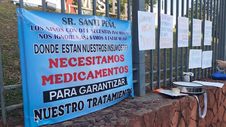 Padres de niños con diabetes se manifiestan frente al Ministerio de Asunción denunciando falta de insulina y médicos endocrinólogos