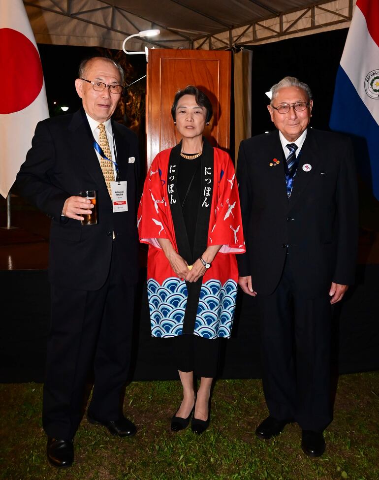  Katsuyuki Tanaka, embajadora de Japón en Paraguay Yoshie Nakatani y Luis Fernando Suenaga.