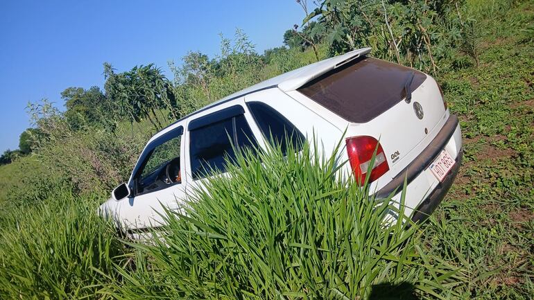 Tras el asalto abandonan el vehículo los delincuentes