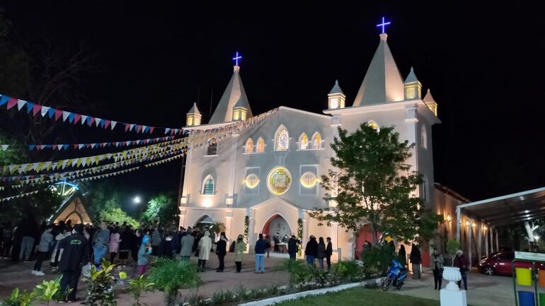 Hasta esta iglesia había llegado Maricarmen E. para pedirle a San Antonio que le trajera un novio. Lo hizo en dos ocasiones y en ambas resultó que le vinieron unos "milagros etílicos".