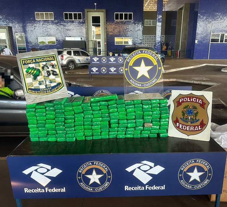 La marihuana hallada en el doble fondo del automóvil guiado por la compatriota. Un operativo realizado en la aduana brasileña del Puente Internacional de la Amistad resultó en la incautación de un total de 145 kilogramos de marihuana y la detención de dos paraguayas. El procedimiento fue realizado por la Receita Federal, la Policía Federal y la Fuerza Nacional.