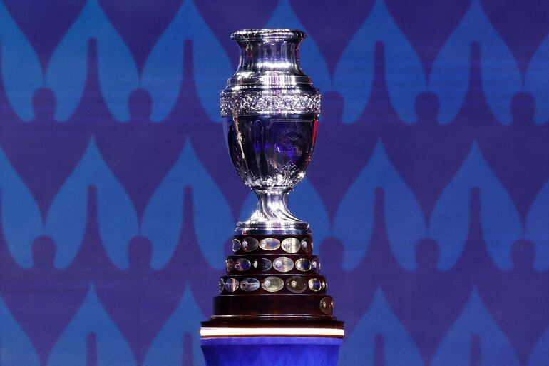 El trofeo de la Copa América en el sorteo de la edición 2024 en Miami, Estados Unidos. 