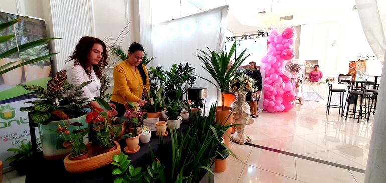 Una gran cantidad de mujeres muestran su emprendimiento en la Expo Emprende de Ciudad del Este.