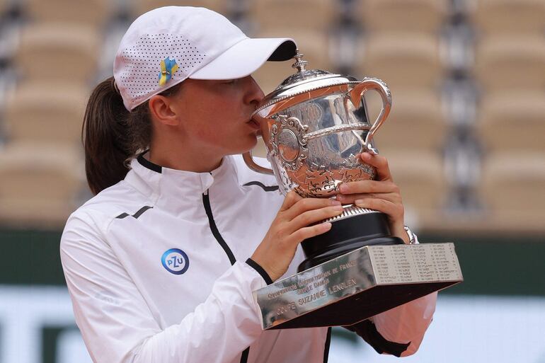 La polaca Iga Swiatek celebra con el trofeo de Roland Garros después de superar en la final a la checa Karolina Muchova en Paris, Francia.