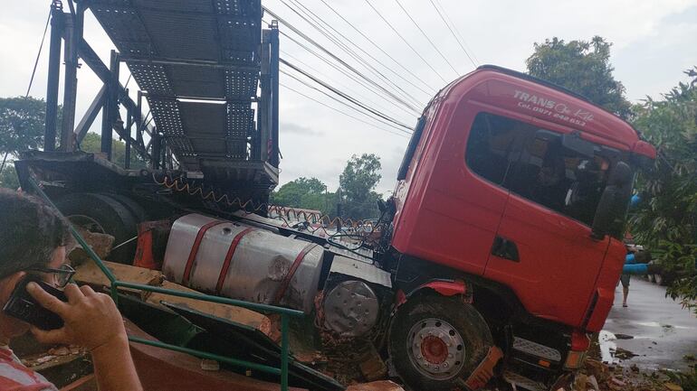 Tractocamión queda atravesado en plena ruta PY 01 en Ñemby.