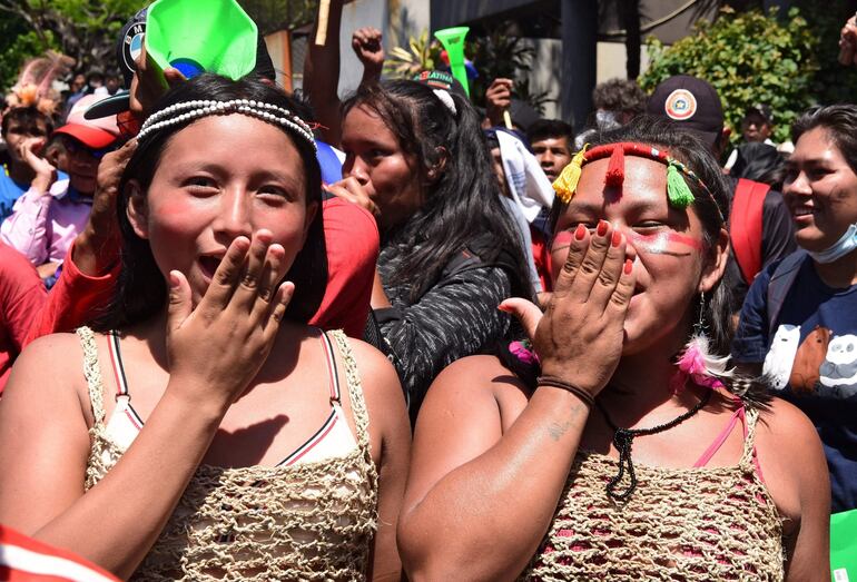 Dos jóvenes mujeres indígenas paraguayas durante una marcha en Asunción. Resultados del IV Censo Nacional de Población y Viviendas para Pueblos Indígenas o Censo Indígena indican que hay 140.206 personas distribuidas en 19 pueblos indígenas en todo el país