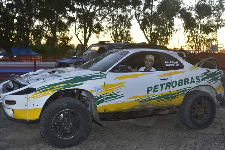 Beto Ramírez llegó andando desde Asunción hasta la ciudad de Pilar con su Toyota Célica Proto, sin dudas uno de los atractivos de este Desafío Ñeembucú.