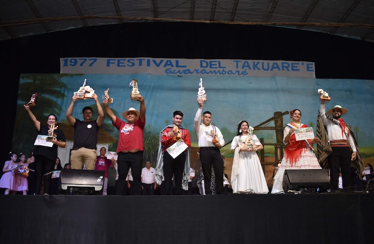 Los principales ganadores de este año del festival takuare´ë.
