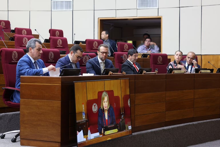 Los abogados del expresidente Mario Abdo Benítez: Enrique Kronawetter (i), César Trapani y Federico Huttemann durante la reunión de la comisión de Asuntos Constitucionales.