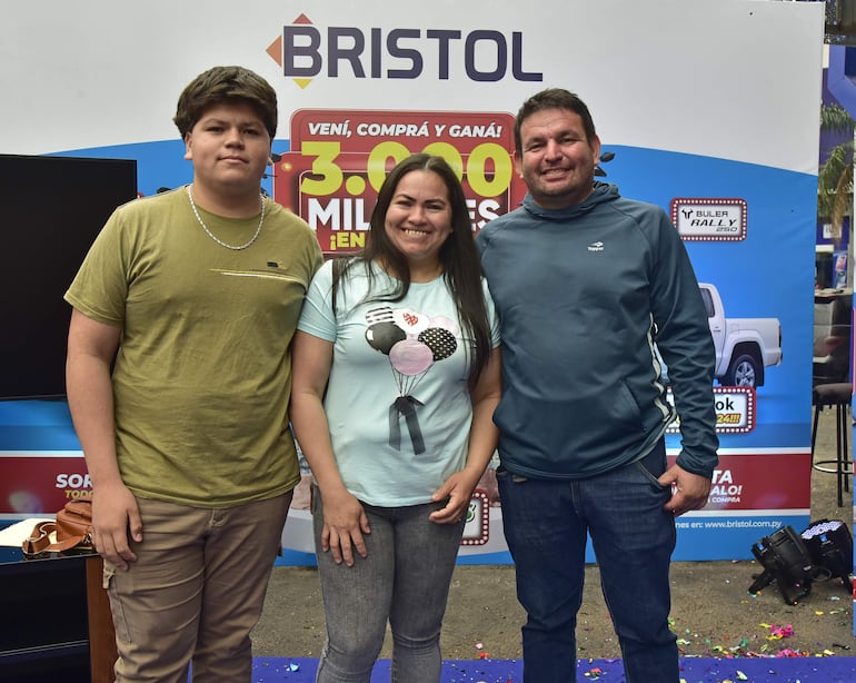 Angelo García, Mabel Villalba González y Hernán Larrea.