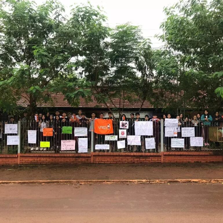 Estudiantes de Natalio toman Colegio Técnico Nacional.