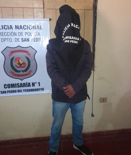 Alan Andres Báez González, uno de los buscados por el atentado contra el exintedente de Pedro Juan Caballero, José Carlos Acevedo, se presentó en la Comisaría Primera de San Pedro del Ycuamandyyú.