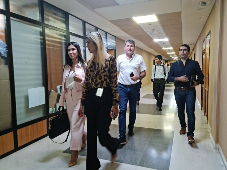 Los gobernadores Norma Zárate (izq.), Denis Lichi (centro) y Marcelo Soto (der) ayer en Diputados.