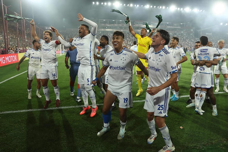 Los jugadores de Cruzeiro festejan el ingreso a la final de la Copa Sudamericana que se jugará el 23 de noviembre en la Nueva Olla.