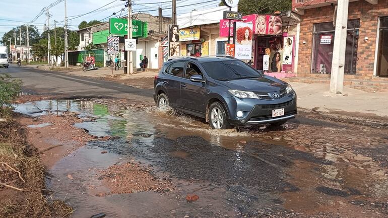 La Avda. Luis María Argaña en el tramo de la calle Pirizal de se encuentra intransitable.