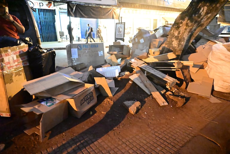 Los contenedores no dan abasto por la gran cantidad de basura que se genera en los comercios. 