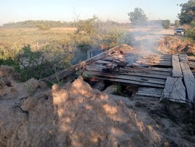 Inadaptados queman puente de madera en desuso en el distrito de Isla Umbú.