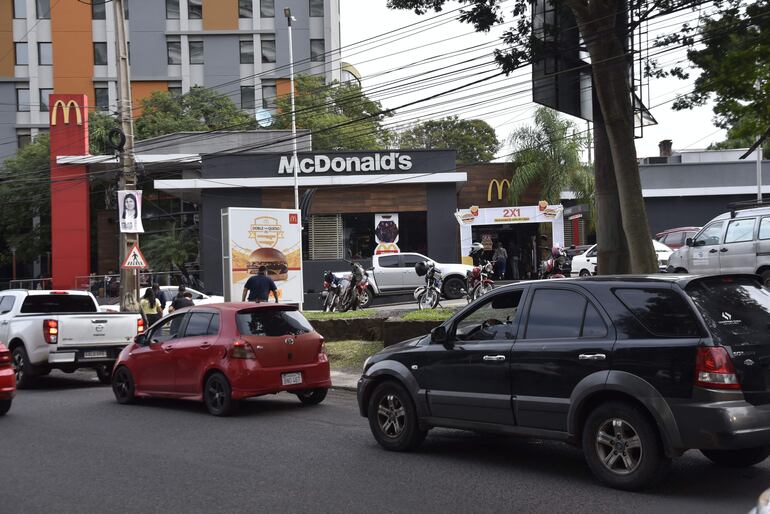 Una larga fila de automóviles se formó sobre Aviadores del Chaco, para utilizar el servicio AutoMac de McDonald's.
