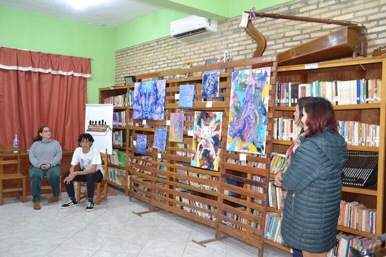 Exposición de pinturas en la Biblioteca Popular de San Juan Nepomuceno.