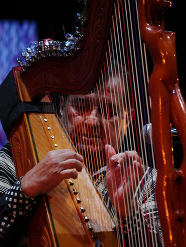 El arpista Papi Basaldúa estará hoy en el Festival Mundial del Arpa.