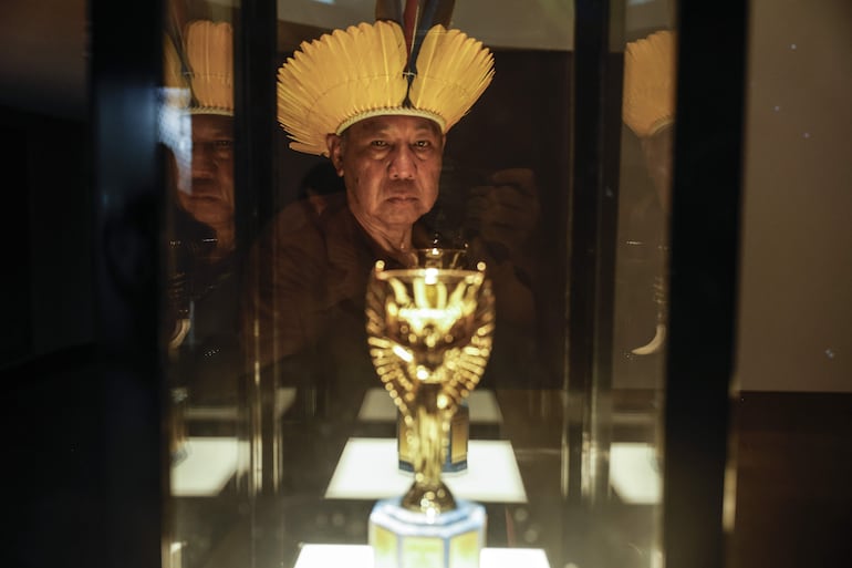 Un líder indígena observa la copa Jules Rimet en el Museo del Fútbol después del sorteo de la primera Copa de Fútbol de los Pueblos Indígenas, conocida en portugués como Taca dos Povos Indigenas, este jueves, en la sede de la Confederación Brasileña de Fútbol (CBF) en Río de Janeiro (Brasil).  