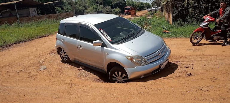 El automovil fue arrastrada hacia la zanja al intentar cruzar la zona.