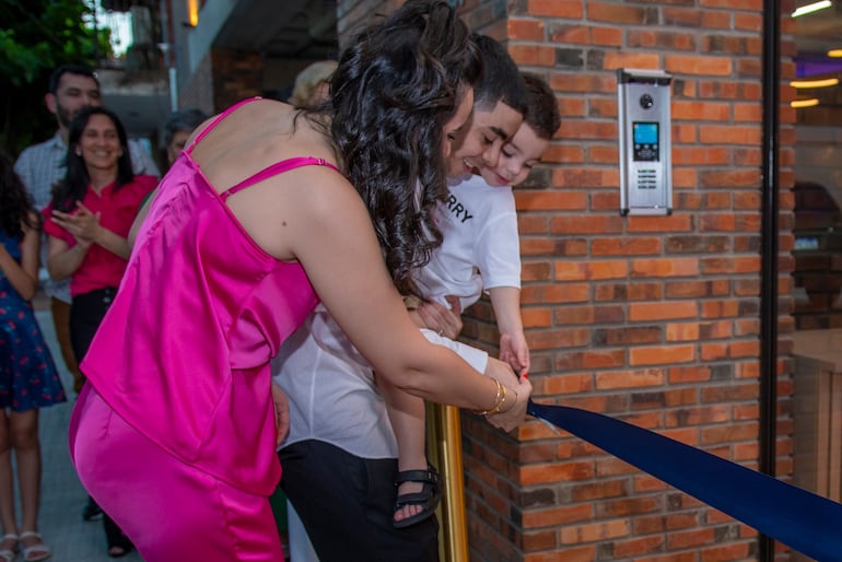 ¡Felices! Miguel Almirón, Alexia Notto y Francesco inaugurando M&A Tower. (Instagram/Alexia Notto)