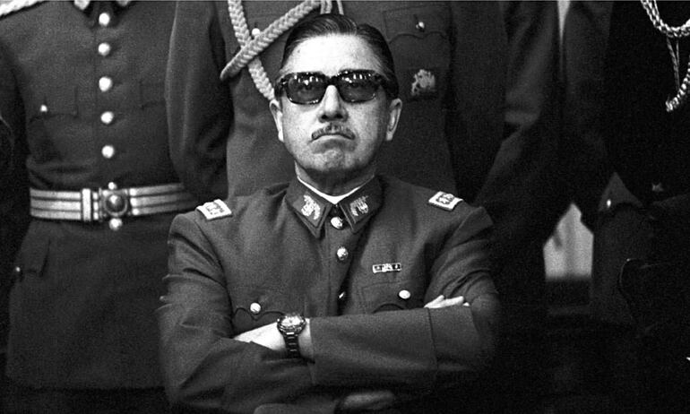 El dictador chileno Augusto Pinochet con su característica alegría de vivir