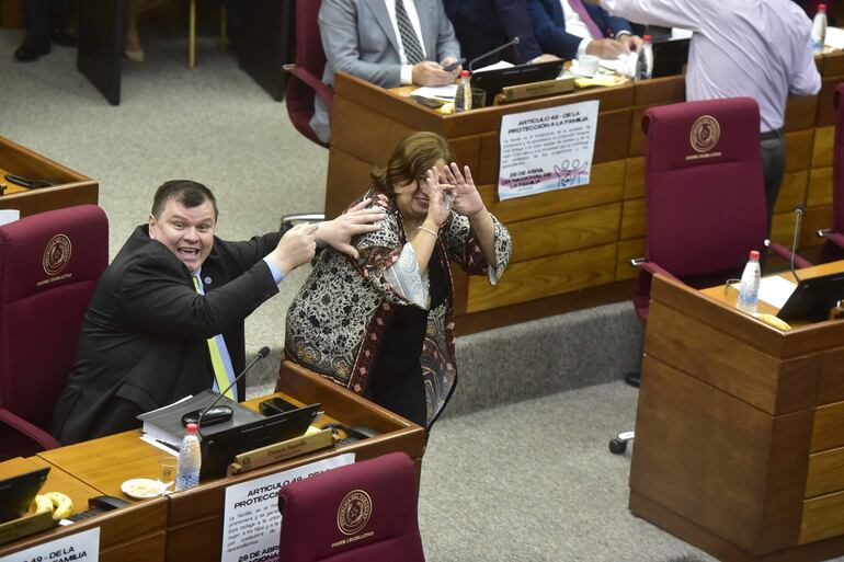 El senador Dionisio Amarilla (exPLRA) bromea con la senadora Esperanza Martínez (FG). 