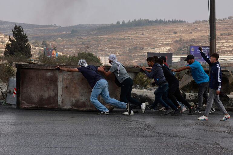 Palestinos se enfrentan a las fuerzas israelíes cerca de Ramallah, Territorios Palestinos.  (AFP)