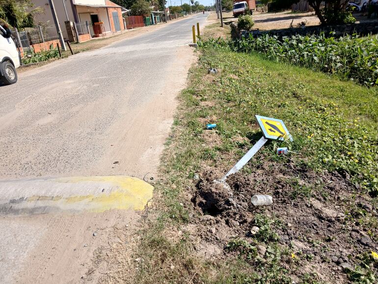 Las señales destruidas estaban a ambos costados de las calles.