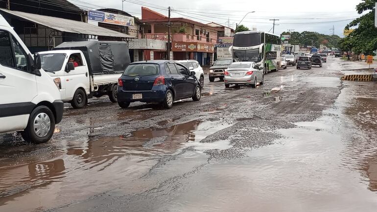 En el trayecto del ex Km 15 se puede apreciar como el agua de la lluvia cubre los baches de la ruta D027.