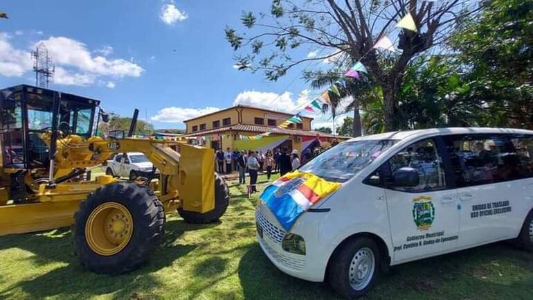 La Municipalidad adquirió maquinarias viales y un vehículo para traslado de personas a centros asistenciales o para realizar consulta o gestiones ante las instituciones públicas.