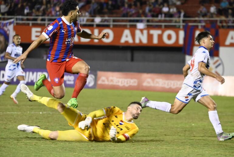 Momento en que Cecilio Domínguez anota el segundo de Cerro ante Nacional