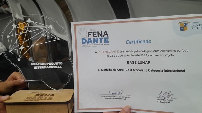 El certificado que garantiza la medalla de oro alcanzada por los jóvenes del colegio luqueño.