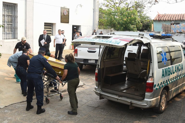 El cuerpo del asesinado diputado cartista Eulalio "Lalo" Gomes llega a la morgue judicial en Asunción. 