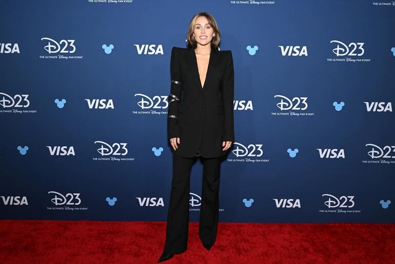 ¡Hermosa! Miley Cyrus llegando a la gala de Disney. (Instagram/Disney D23)