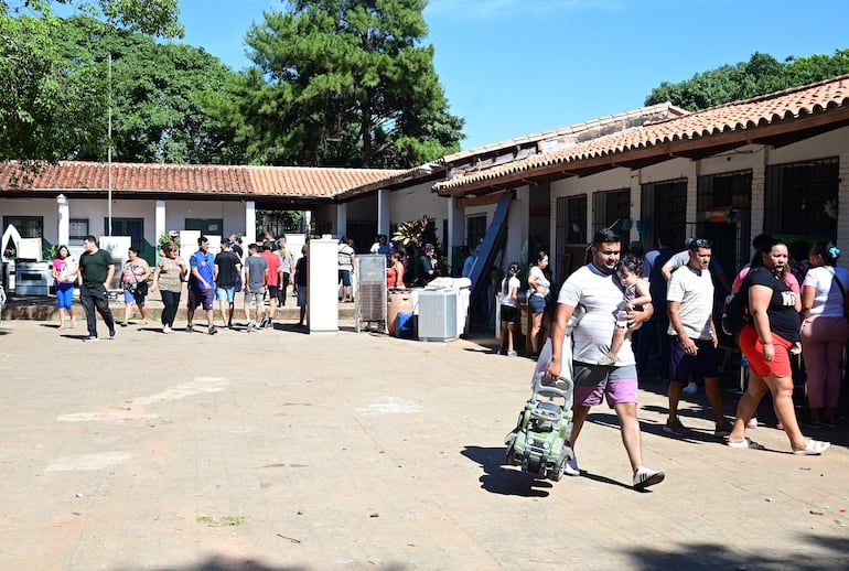 Corazones Abiertos: masiva concurrencia para aprovechar las mejores ofertas de la feria solidaria