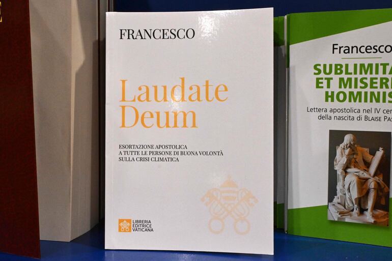 El libro "Laudato Deum ("Alabado sea Dios"), una tesis del Papa Francisco sobre el cambio climático, se muestra en una librería el día de su lanzamiento, el 4 de octubre de 2023, cerca del Vaticano. Ocho años después de publicar una tesis histórica que describía la devastación del cambio climático provocado por el hombre, el pontífice de 86 años publicó un seguimiento en el que advertía que algunos daños eran "ya irreversibles".