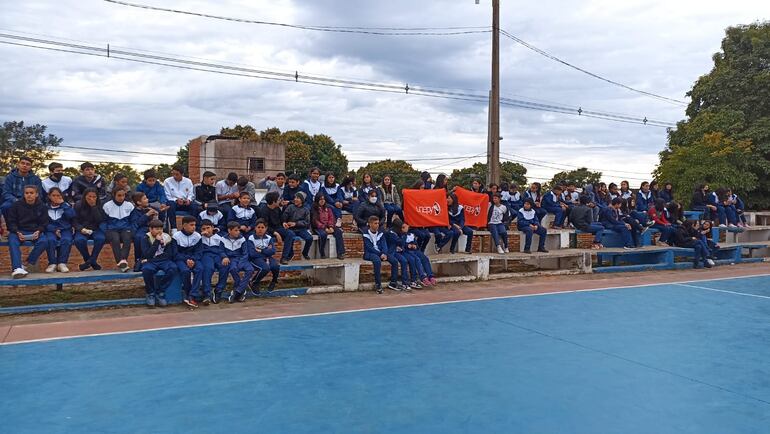 Sentata de alumnos miembros de Unepy, en el Colegio Nacional Mariscal Estigarribia, en Paraguarí.