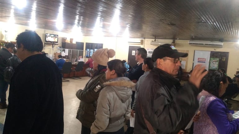 La sala de la ANDE de Caacupè es muy pequeña, ya no había asiento para las personas y muchos de los usuarios tuvieron que esperar parados para ser atendidos.