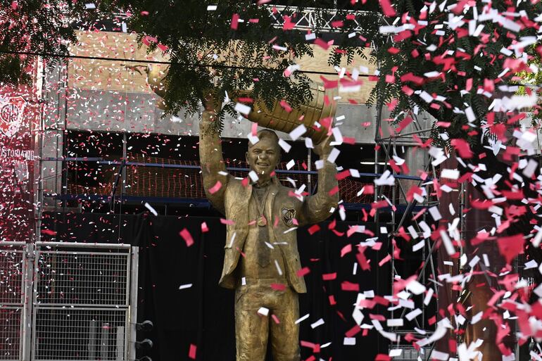 La estatua en honor al exfutbolista y entrenador argentino Marcelo Gallardo fue revelada el sábado, durante el homenaje que le realizó el club River Plate, en los alrededores del Estadio Monumental de Núñez en Buenos Aires (Argentina). 
