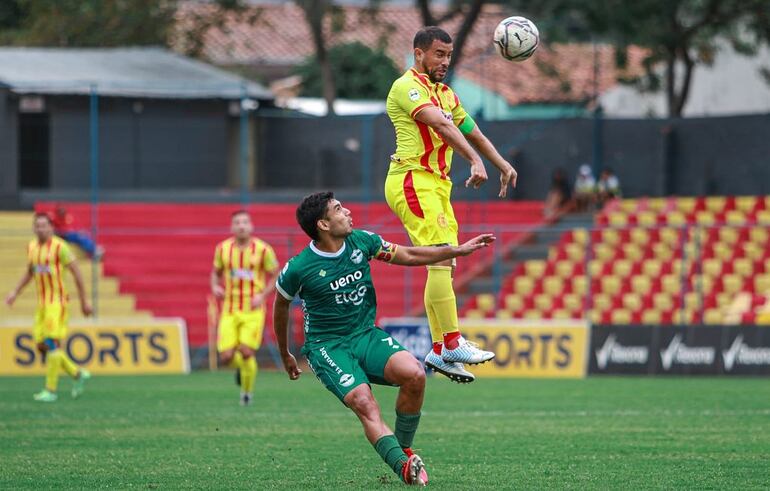 El lateral aurirrojo Iván Paniagua se impone en las alturas ante la presencia de Óscar Torres. (Foto: APF)