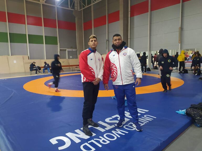 Sebastián Maldonado junto a su entrenador Kerwuin Pulgar, en Santiago.