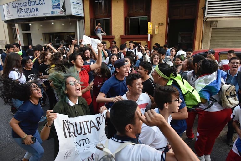 Estudiantes de la Fenaes se manifestaron esta mañana frente al Ministerio de Educación.