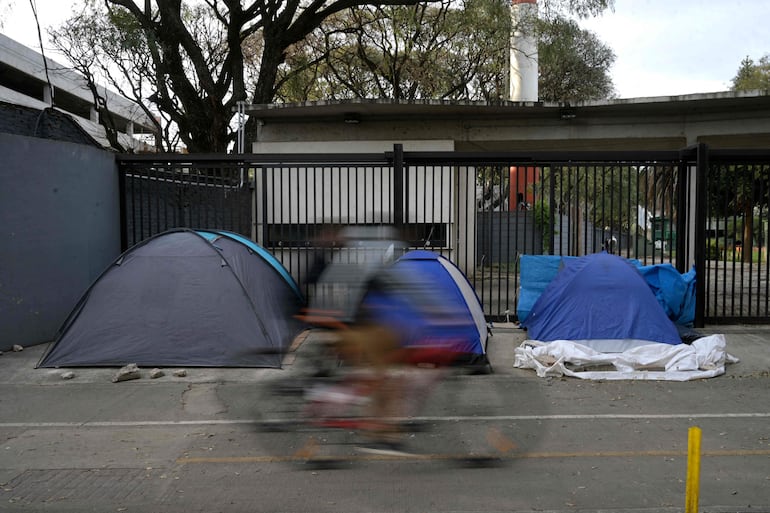 Fans de Taylor Swift acampan frente al estadio Monumental de River Plate, en Buenos Aires, a la espera de los shows de la cantante que serán el próximo mes de noviembre.