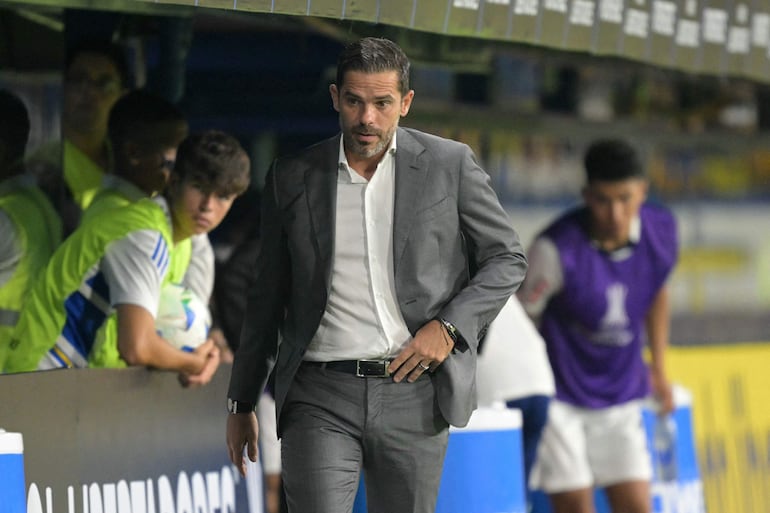 El argentino Fernando Gago, entrenador de Boca Juniors, reacciona durante el partido frente a Alianza Lima en la revancha de la Fase 2 de la Copa Libertadores 2025 en el estadio La Bombonera, en Buenos Aires, Argentina.